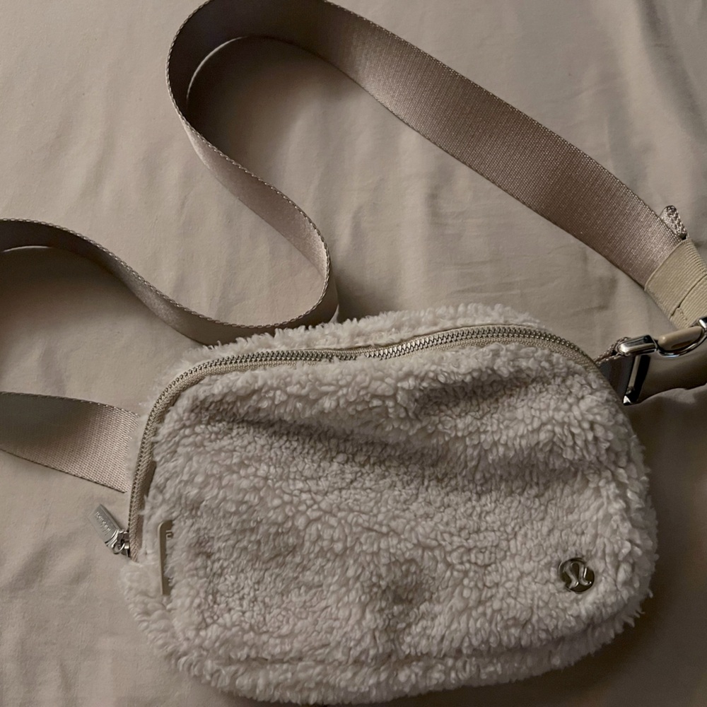 Lululemon cream Sherpa Fanny Pack